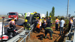 بالصور: إنقلاب شاحنة ومصرع سائقها بالقرب من مدينة الرملة 